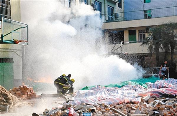 西安一中学操场露天废储油罐爆炸 未造成人员伤亡